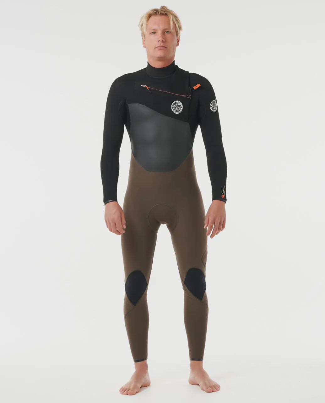 man wearing a rip curl flashbomb chest zip black brown 3/2 steamer for surfers in cold water. This will help surfers keep warm when surfing